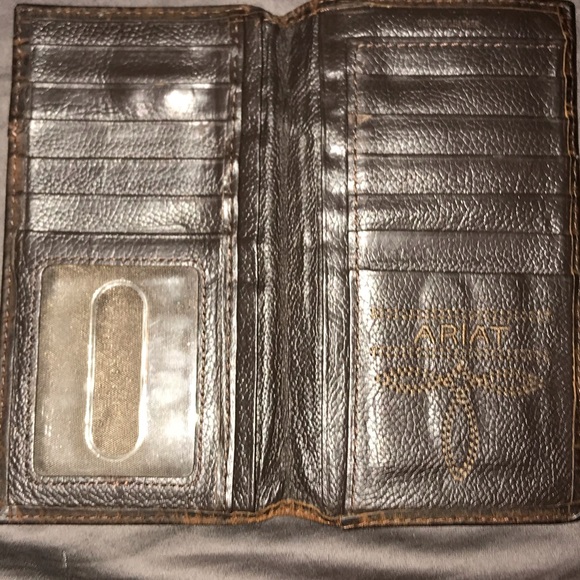 %100 authentic wallets. - Picture 6 of 8